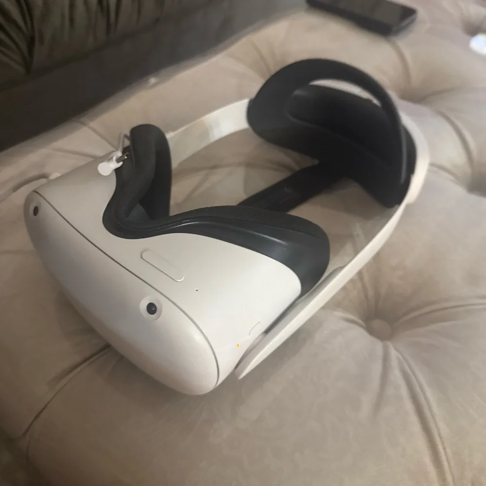 VR Headset in White and Black